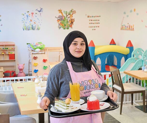 Aya Mahmoud hat ein kinderfreundliches Café eröffnet.