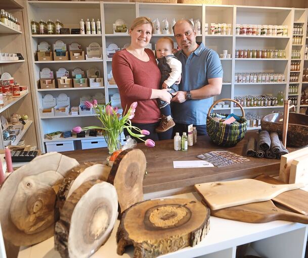 Iris und Sven Büttner mit Sohn Mika verkaufen in ihrer „Schatzkiste“ in Freiberg allerlei besondere Produkte.