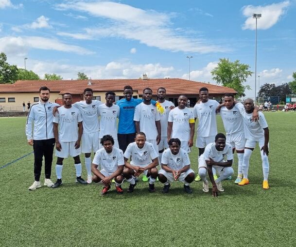 Sie kommen aus Togo, Kamerun, Nigeria und Kamerun und leben in Flüchtlingsunterkünften in und um Ludwigsburg. Die Leidenschaft für Fußball verbindet sie.