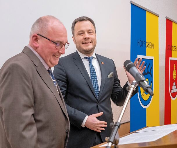 Der stellvertretende ehrenamtliche Bürgermeister Andreas Sumser nimmt Thomas Winterhalter dem Amtseid ab.