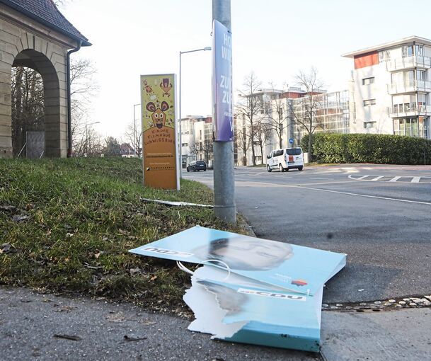 Ein abgerissenes Plakat mit dem Konterfei des CDU-Abgeordneten Steffen Bilger - kein Einzelfall. Dabei, so Maik Stefan Braumann, seine die Plakate gar nicht so leicht abzubekommen.