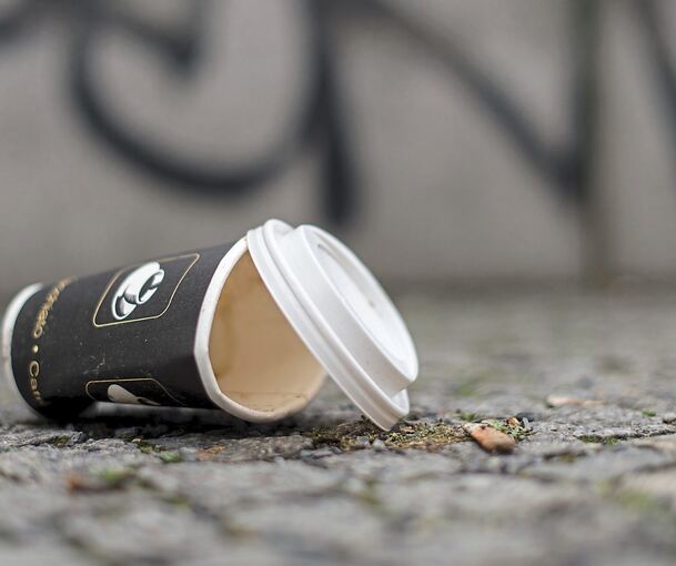 Abertausende Pappbecher gehen täglich über deutsche Theken und landen oftmals auf der Straße statt im Mülleimer. Damit Einwegverpackungen künftig gar nicht mehr gekauft werden, sollen sie 50 Cent mehr kosten.