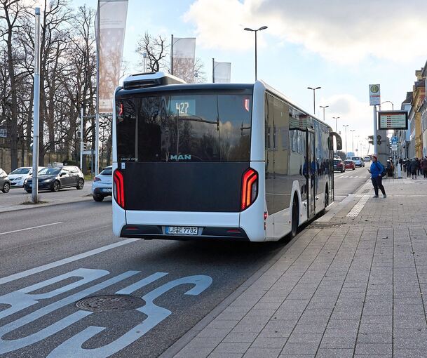Vorbildlich in jeder Hinsicht: Die Bushaltestelle ist behindertengerecht und erhöht, der Bus mit eigener Spur und viel Platz steht parallel und nah am sogenannten Kasseler Sonderbord.