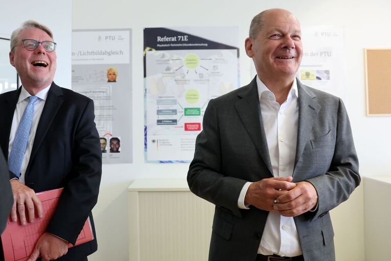 Bundeskanzler Scholz besucht Bundesamt für Migration