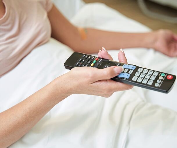 Ein Fernseher im Krankenhaus bringt etwas Ablenkung – ist aber nicht selbstverständlich.