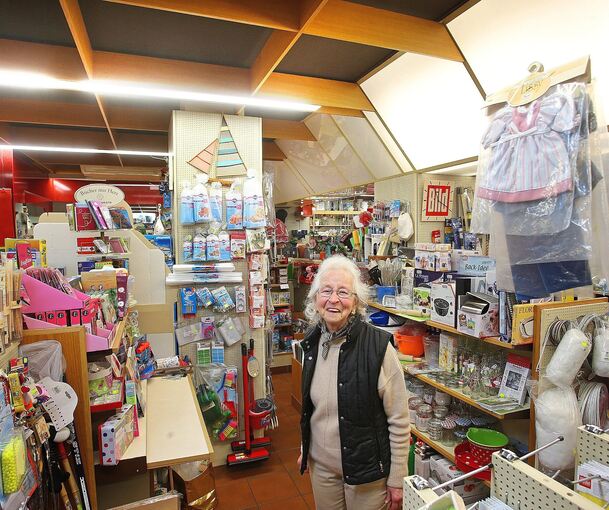 Renate Trinkner in ihrem gut sortierten Schreib- und Spielwarengeschäft in Gemmrigheim.