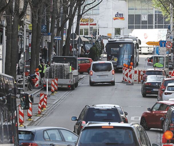 Um solch ein Chaos wie im November 2024 abzumildern, fahren die Busse den Bahnhof ab 11. Februar nur von östlicher Seite an. Probleme werden durch geparkte Autos, unzulässigen Autoverkehr und Lieferverkehr erwartet.