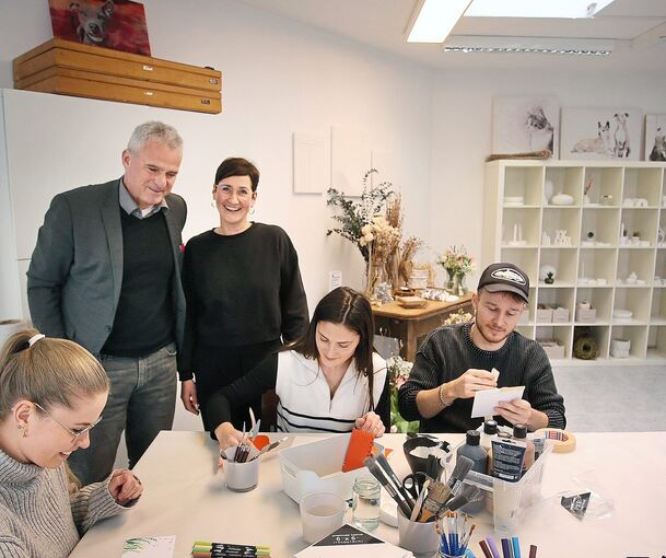 Sachsenheims Bürgermeister Holger Albrich begrüßt Birgit Kührer als erste Mieterin im neuen Pop-up-Store.