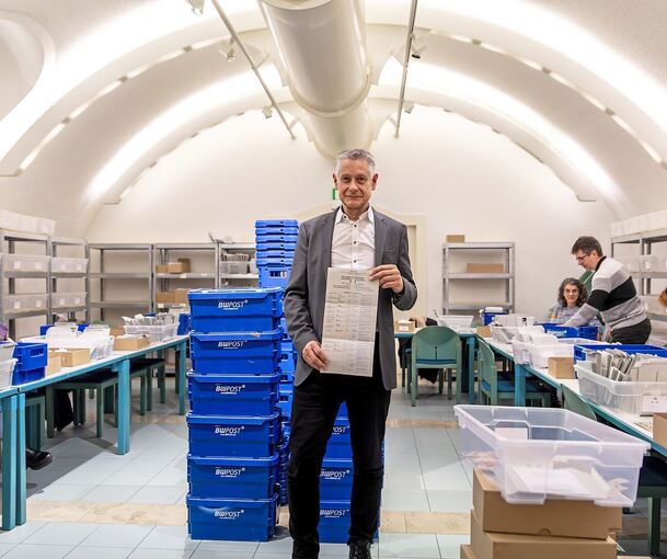 Jürgen Schindler beim Verpacken der Stimmzettel für die Briefwahl.
