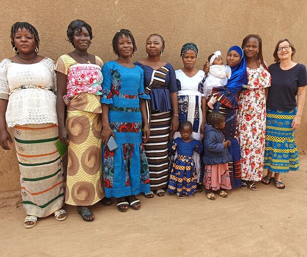 Anke Wiest mit den Schneiderinnen aus Kongoussi.
