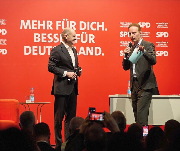 Olaf Scholz kommt auf Einladung von Macit Karaahmetoğlu auf die Scala-Bühne. Das Modell: Die Fragen kommen alle aus dem Publikum.