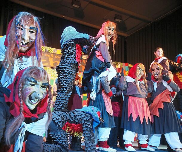 Alle 14 Tage trainierten Backhaushexen, Brandholzteufel und Buchfinken neuen ihren Tanz.