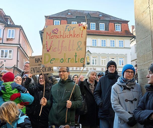 Viele haben Plakate mit Slogans fabriziert.