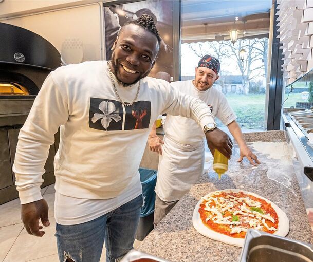 Arthur Boka, der 2007 mit dem VfB die deutsche Fußballmeisterschaft gewonnen hat, gibt der Pizza die nötige Würze.