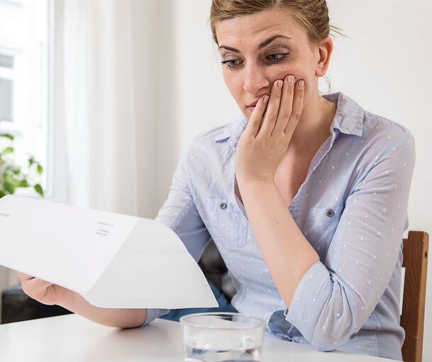 Mit fingierten Briefen eines Inkassounternehmens versuchen die Betrüger, die Verbraucher auszutricksen. Symbol