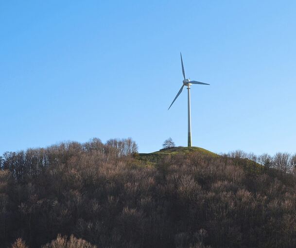 Rund 70 Meter hoch ist das Windrad, das seit mehr als 20 Jahren auf dem Grünen Heiner steht. Die neue Anlage soll nicht nur 110 Meter höher sein, sondern auch deutlich mehr Leistung bringen.