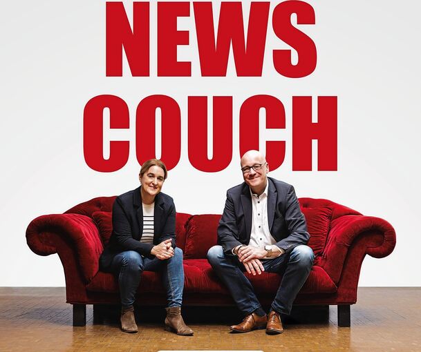 Ulrike Trampus und Stephan Wolf begrüßen auf der News Couch den Spielerberater Christoph Schickhardt.