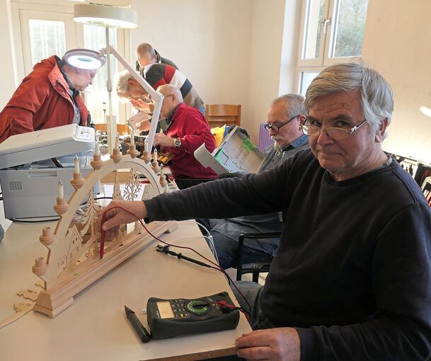 Auch um die Reparatur eines Schwibbogens haben sich die Ehrenamtlichen im Besigheimer Repair Café bereits bemüht.