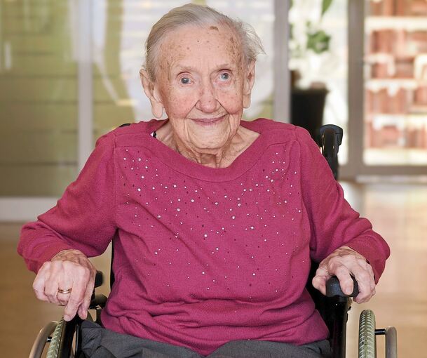 Im Rollstuhl ist Elisabeth Stolzenburg hin und wieder auch in der Stadt unterwegs.