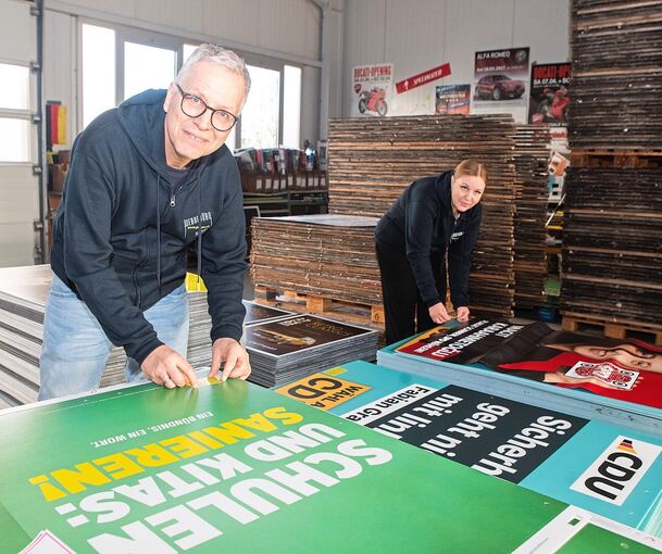 Bei ihm sind alle gleich: Frank Gerger bereitet mit einer Kollegin Wahlplakate der Grünen, CDU und SPD in seiner Firma in Markgröningen vor, um sie an die Straßenlaternen im Kreis Ludwigsburg zu bringen.