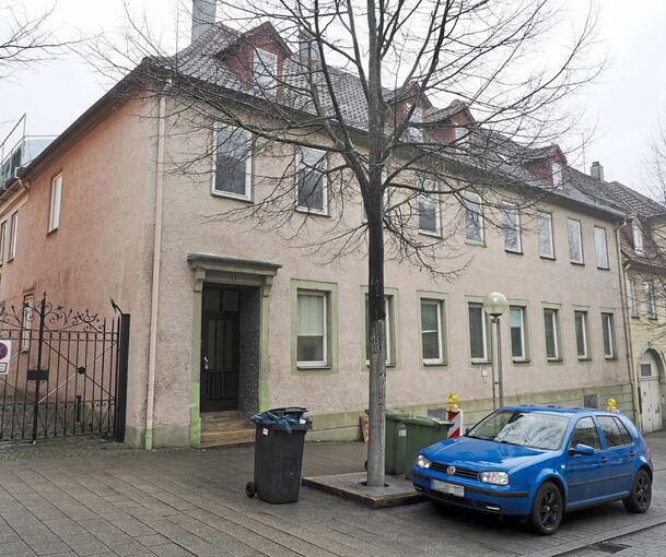 Dieses Haus in der Marstallstraße steht zum Verkauf. Nur durch eine Einfahrt getrennt befindet sich links davon die Villa Grävenitz.