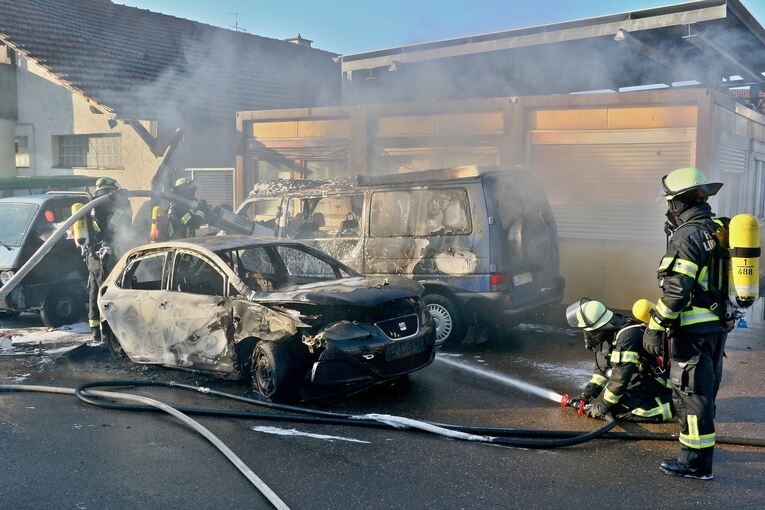 Drei brennende Autos: Dank des schnellen Eingreifens der Feuerwehr, ist ein Übergreifen der Flammen verhindert worden.