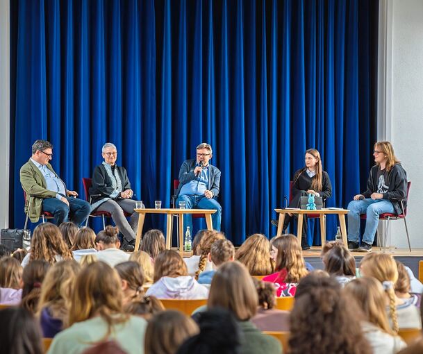 Stefan Kaufmann (links), Biggi Bender (Mitte links), Martin Rosemann (Mitte), Lelah Hafezi (Mitte rechts) und Karlo Winter auf der Bühne im HLG.