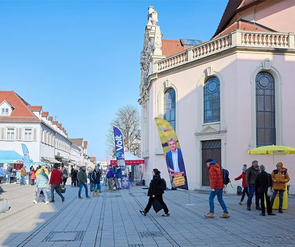 Auf Stimmenfang: Rund um die Stadtkirche haben die Parteien samstags ihre Stände aufgebaut. Und einige Geschenke mitgebracht.