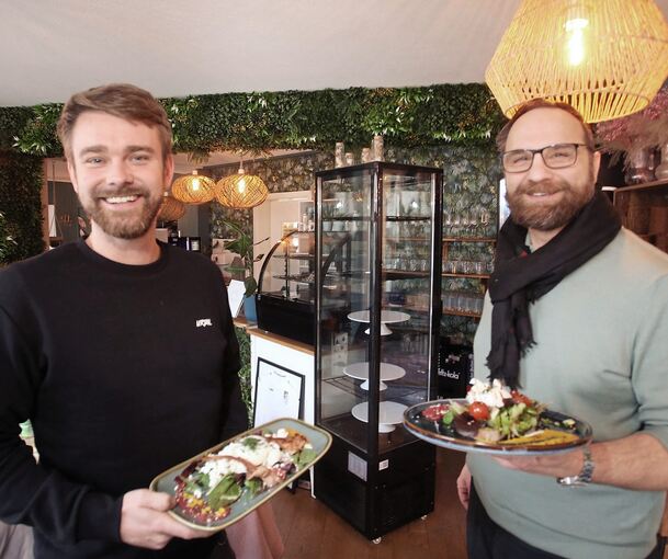 Leidenschaftliche Gastronomen: Jason Smith (links) und Georg Karafilidis in ihrer „Goldstulle“.