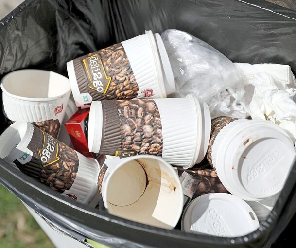 Genau diesen Bildern will der BUND entgegenwirken. Denn leider hält sich Wegwerfmentalität - nicht nur bei Kaffeebechern - hartnäckig.