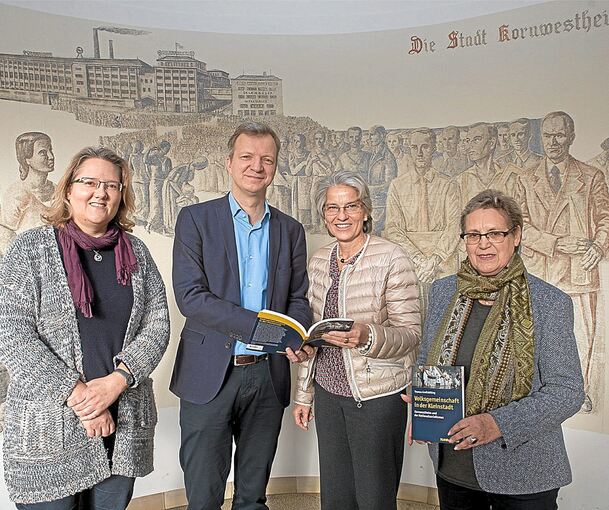 Kornwestheims Stadtarchivarin Natascha Richter, Thomas Großbölting, die damalige Oberbürgermeisterin Ursula Keck und die ehemalige Museumsleiterin Irmgard Sedler bei der Präsentation des Buches im Jahr 2017.
