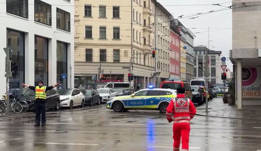 Auto in München in Menschengruppe gefahren