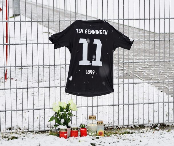 Das Trikot des verstorbenen Fußballers hängt am Zaun am Fußballplatz.