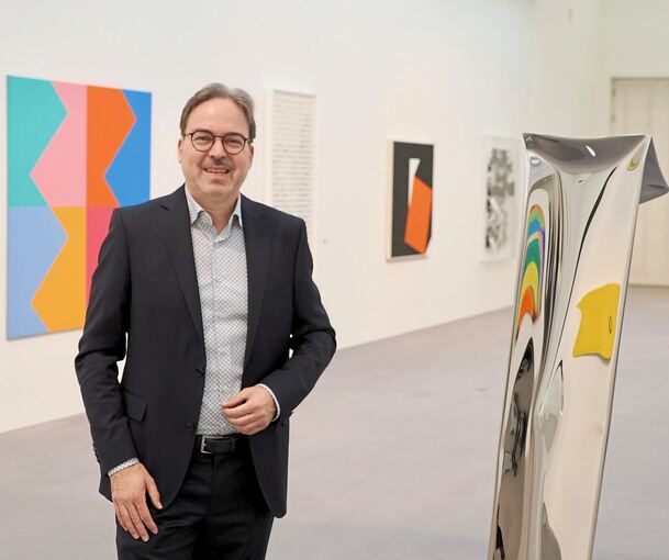 Rückkehr in die Salamanderstadt: Stephan Geiger in der Ausstellung im Museum im Kleihues-Bau. Dort sind unter anderem Arbeiten von Heijo Hangen (links) und Ewerdt Hilgemann (vorne rechts) zu sehen.