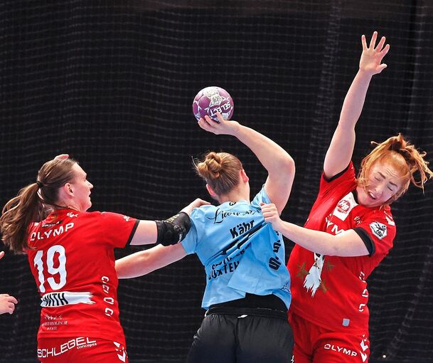 Starke HBL-Abwehr: Hier stoppen Anne With Johansen (links) und Sofia Hvenfelt mit vereinten Kräften die Buxtehuderin Charlotte Kähr.