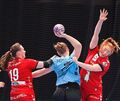 Starke HBL-Abwehr: Hier stoppen Anne With Johansen (links) und Sofia Hvenfelt mit vereinten Kräften die Buxtehuderin Charlotte Kähr.