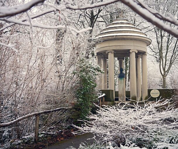 Schnee hat am Freitagmorgen das Blühende Barock in winterliche Stimmung versetzt.