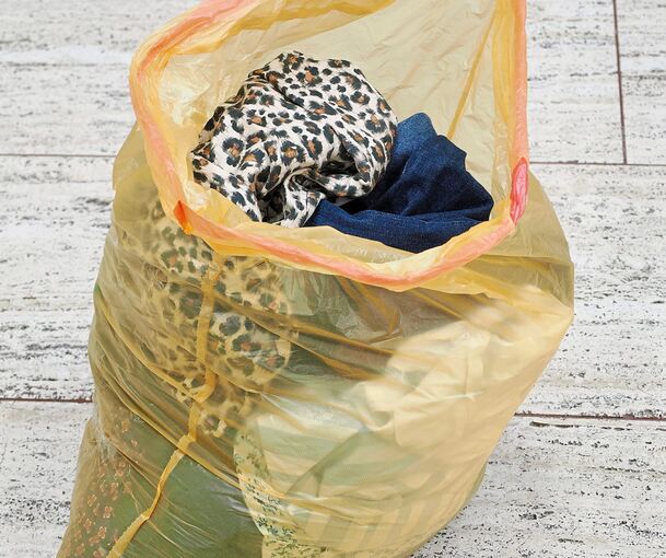 Prall gefüllt ist der Müllsack mit Altkleidern. Er geht auf Reisen.