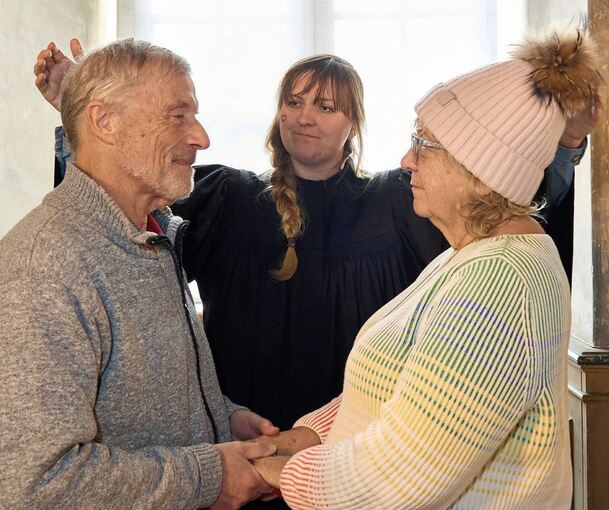 Seit 52 Jahren verheiratet sind Christa und Arnim Singvogel. Ihnen erteilt Pfarrerin Katharina Groß den kirchlichen Segen.