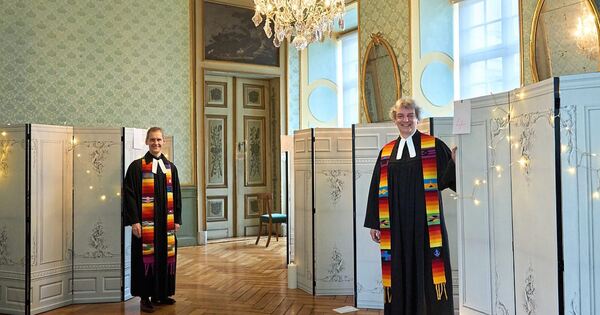 Pfarrer-segnen-am-Valentinstag-alle-Liebenden-im-Ludwigsburger-Schloss