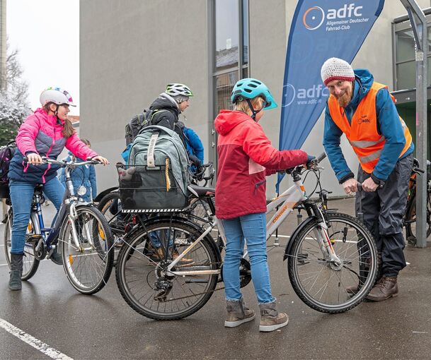 An der Check-up-Station des ADFC lassen Schüler ihre Reifen aufpumpen und Ketten ölen.