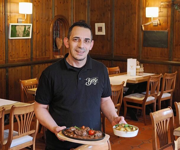 Zeit und Mühe haben sich gelohnt: Gianluca Arra präsentiert geschmorte Schweinebäckchen und Bratkartoffeln.