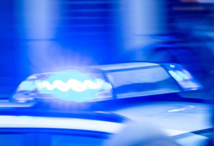 Ein Streifenwagen der Polizei ist mit Blaulicht im Einsatz Ein Streifenwagen der Polizei ist mit Blaulicht im Einsatz
