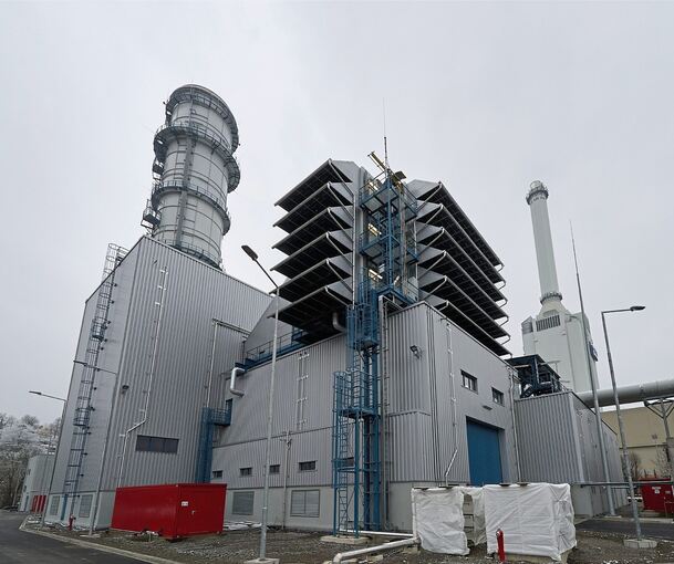 Vergangenheit und Zukunft: Die neue Netzstabilitätsanlage mit ihrem 80 Meter hohen Schornstein und dem alten Gaskraftwerk im Hintergrund.