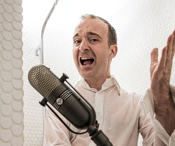 Musik liegt in der Luft – auch unter der Dusche: Patrick Bopp will zum Mitsingen animieren.