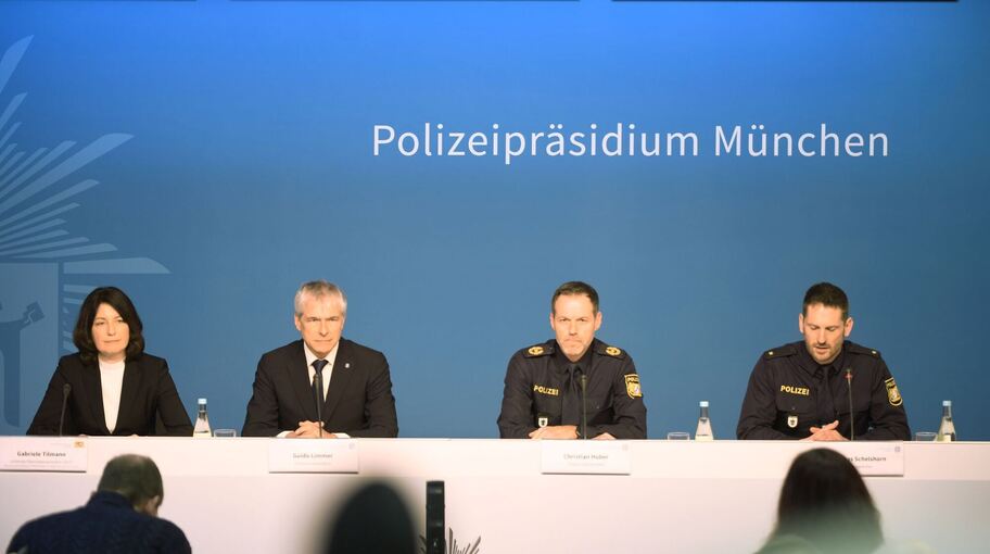 Auto in München in Menschengruppe gefahren