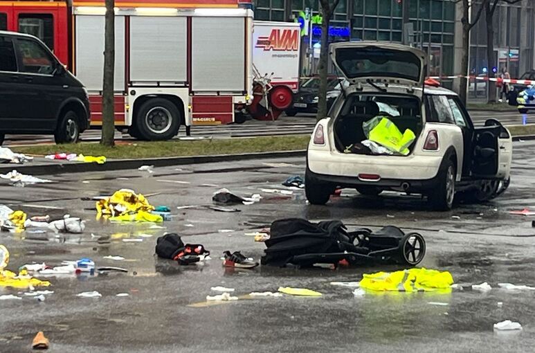 Auto in München in Menschengruppe gefahren