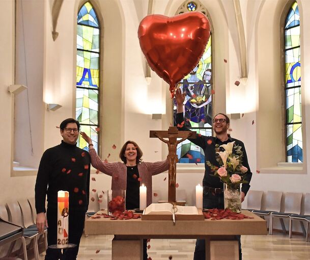 Pfarrer Rüdiger Schard-Joha, Annegret Weigl und Martin Weigl haben Paare in Erdmannhausen gesegnet.