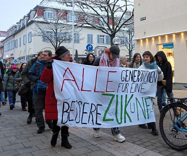 Der Demozug passiert die Kirchstraße.