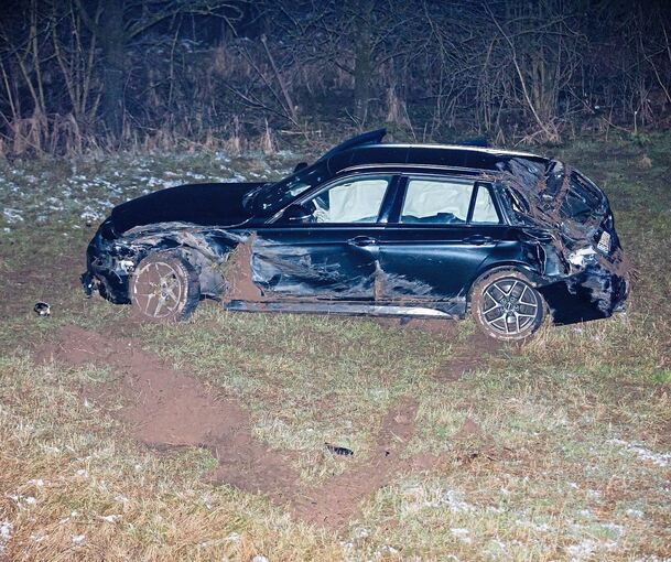 Völlig demoliert: Das Unfallfahrzeug kommt am Freitagabend erst 100 Meter abseits der Fahrbahn zum Stehen.
